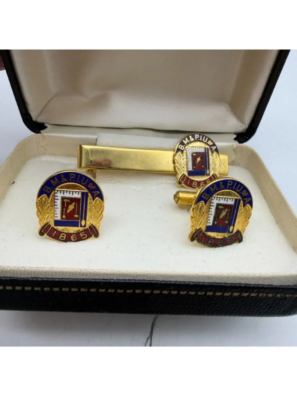 B.M. & P.I.U of A cuff link and tie bar clip set Brick layers masons‎ 25 years